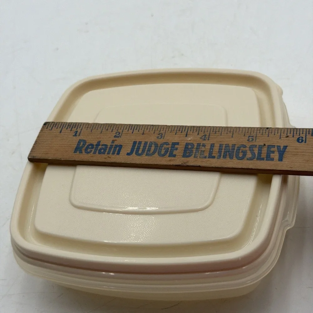 Rubbermaid Servin' Saver #1 Square 2 Cup Storage Container Sandwich Almond Lid